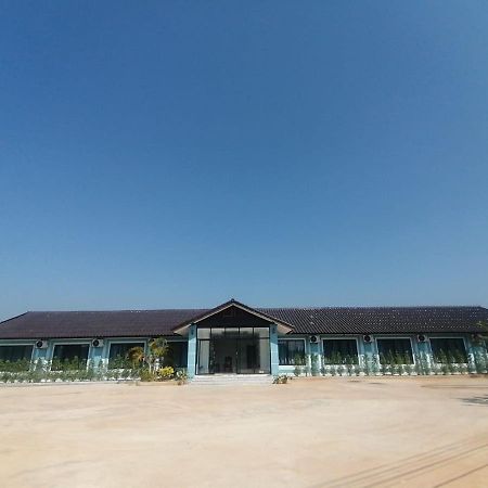 Отель ເຮືອນພັກບີວີ Ban Thongchai-Tai Экстерьер фото