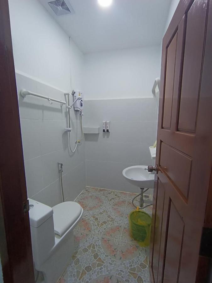 Отель ເຮືອນພັກບີວີ Ban Thongchai-Tai Экстерьер фото